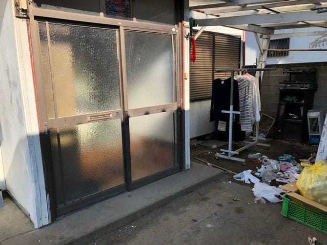 群馬県太田市の田んぼの真ん中にある、「群馬の兄貴」と仲間たちが暮らしていた貸家。現在は金銭トラブルなどから住民コミュニティーが崩壊してしまい、ゴミだけが放置されている