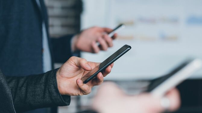 スマホを見る男性