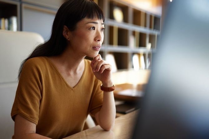 オフィスでPCを使っている日本人ビジネスウーマン