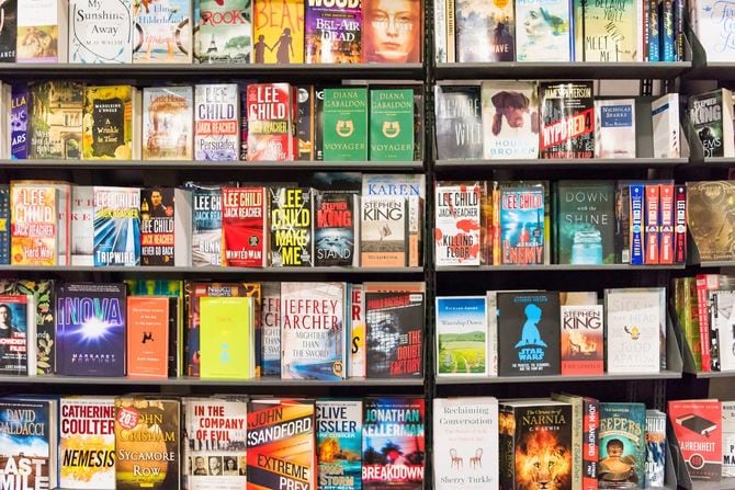 書店の店先に並んださまざまな本