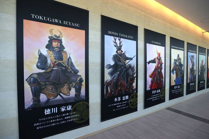 イラストレーターの長野剛さんが描いた岐阜関ケ原古戦場記念館の壁に掛かる関ヶ原14武将のタペストリー＝2020年10月21日、岐阜県関ケ原町