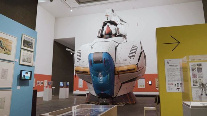 企画展「富野由悠季の世界」で展示された「リ・ガズィのダミーバルーン」（『機動戦士ガンダム 逆襲のシャア』より）の原寸大の胸像