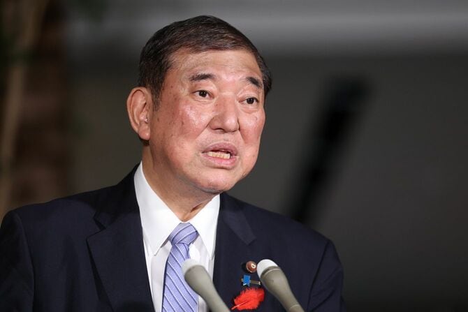 記者団の取材に応じる石破茂首相＝2024年10月3日午後、首相官邸