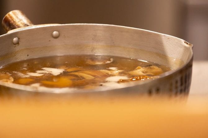 出汁の入った鍋