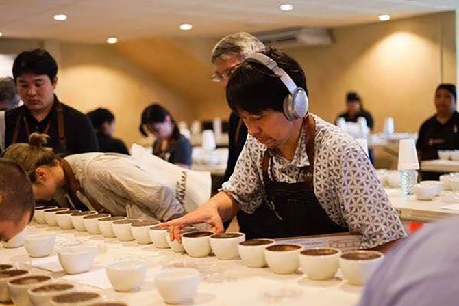 品評会で審査する鈴木太郎氏