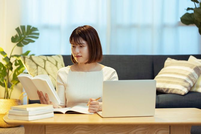 生活の中でオンライン学習の若い女性