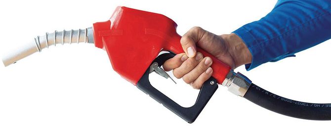 給油ガンを持つ人の手