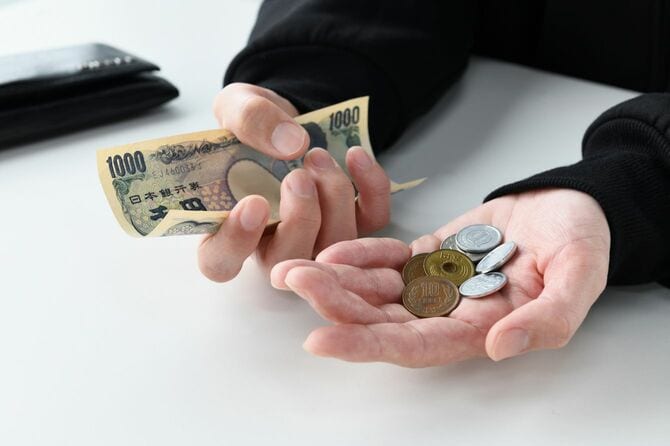 お金不足に困った男の手