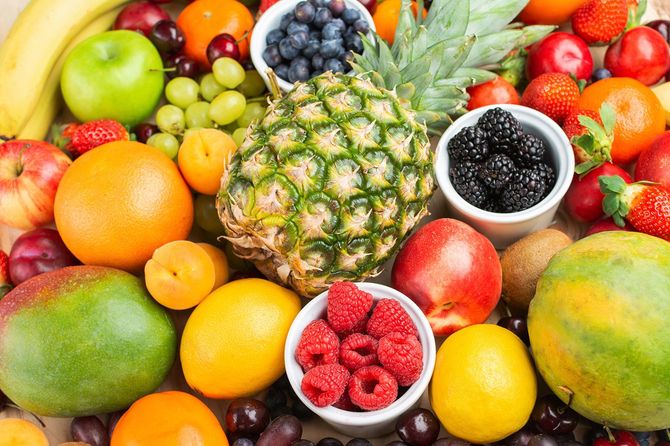 パイナップル、リンゴ、バナナなどさまざまなフルーツ