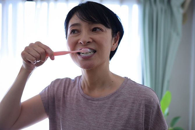 歯を磨く女性