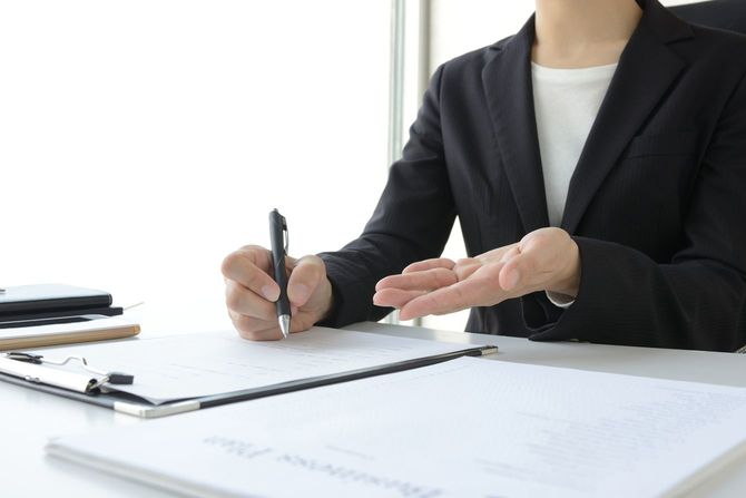 提案するビジネスウーマンの手元