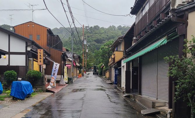 2021年8月13日15時、人気のない銀閣寺門前街の様子