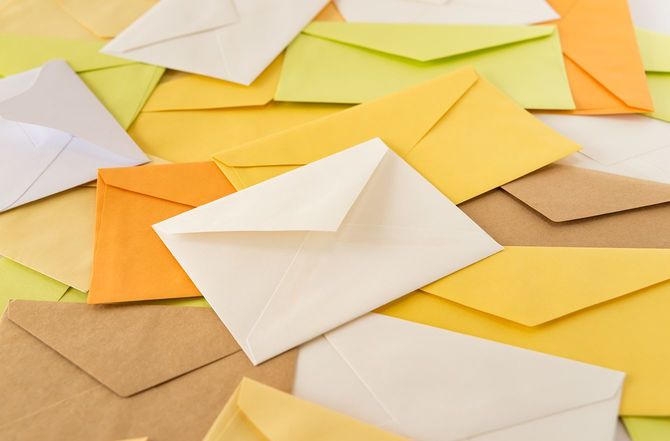 たくさんの手紙 たまったメール 封筒 既読 ビジネスメール