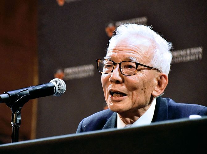 ノーベル物理学賞の受賞が決まり、プリンストン大で記者会見する真鍋淑郎上席研究員