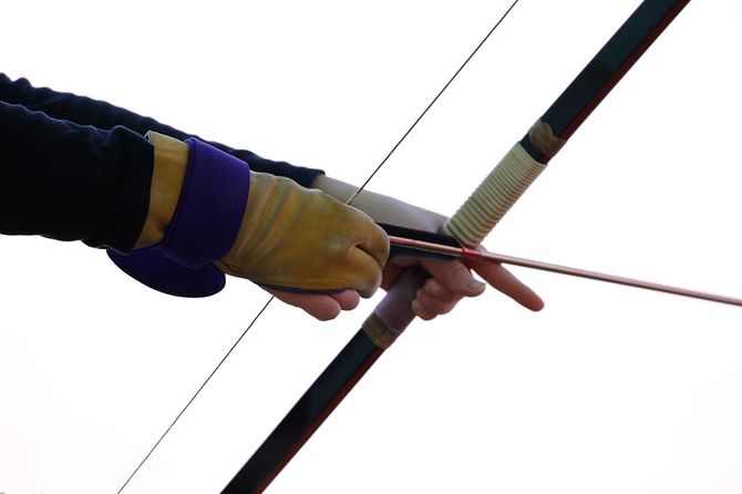 弓を引く人の手元
