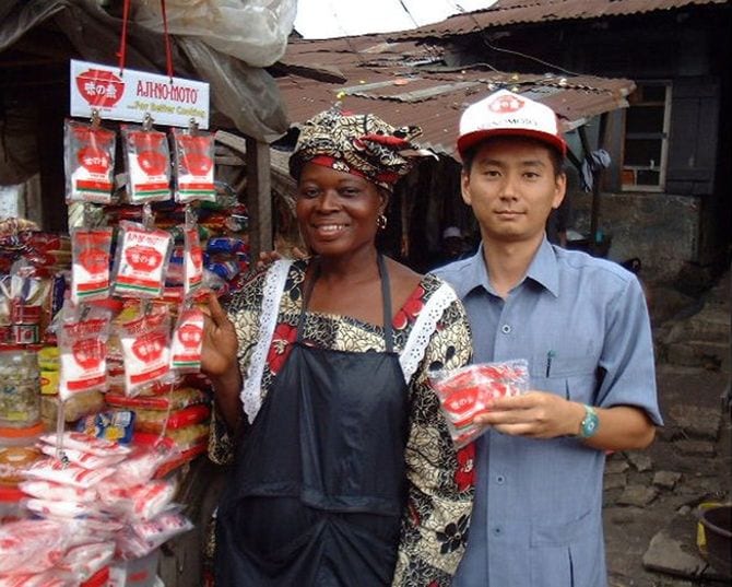 ラゴスの市場で小川智さん