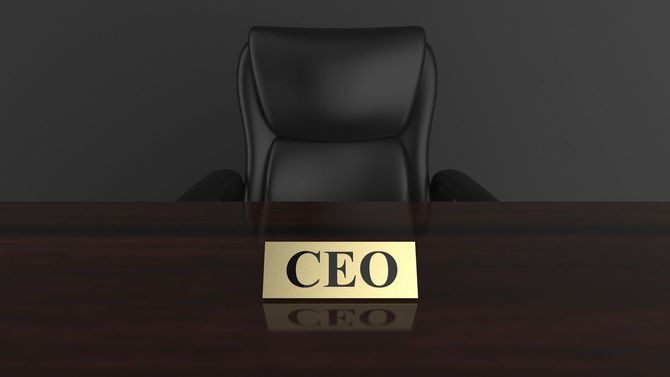金色の「CEO」と書かれたプレートが置かれた席