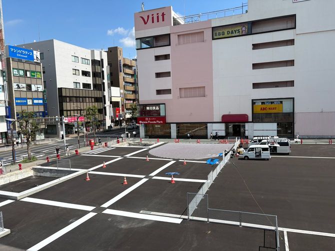 JR津田沼駅北口デッキから見た旧PARCO A館跡地。現在は駅前広場「ATOCHI(アトチ)」として整備されている。写真は広場の開業前