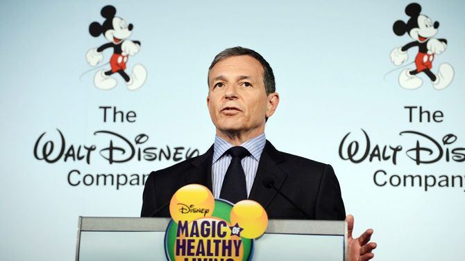 2012年6月5日、食品広告についての新基準を発表する、米ウォルト・ディズニー社会長でCEO(当時)のロバート・アイガー氏