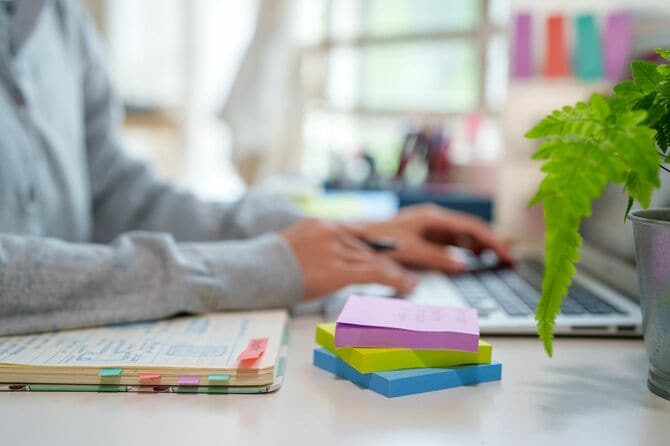 ノートパソコンを使用している人の右側には付箋が置いてある