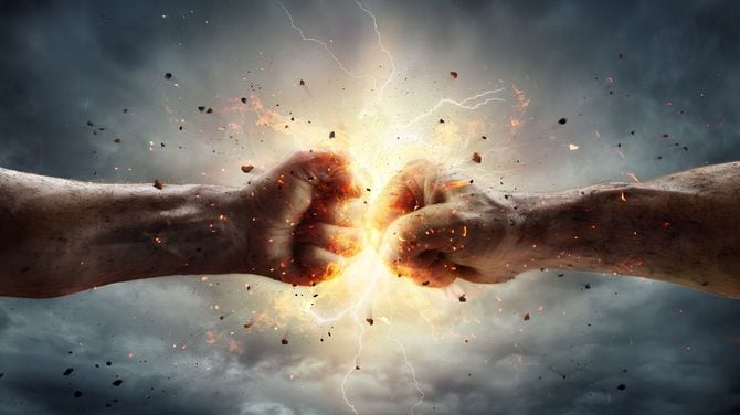 衝突する二人の拳、背景には嵐の空