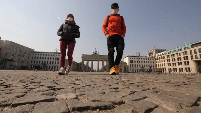 パリザー広場に沿って歩くカップル