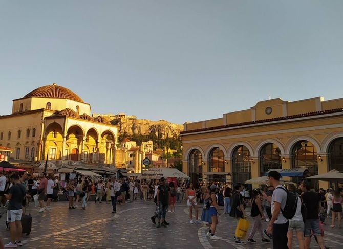 アテネ中心地のモナスティラキ　観光客が溢れ、活気が戻っている