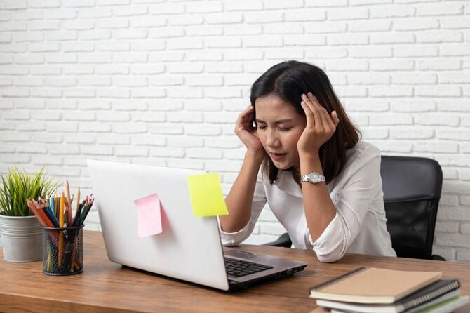 悩むビジネスウーマン