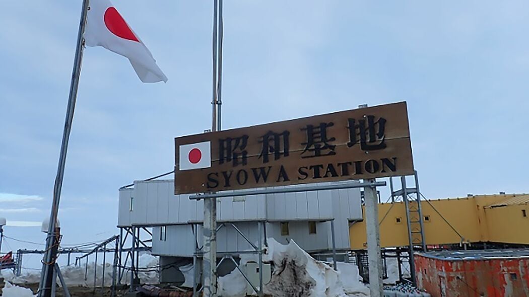 だから南極では誰も｢白いTシャツ｣を着ない…南極観測隊員が｢色のついた服｣しか持っていかない切実な事情