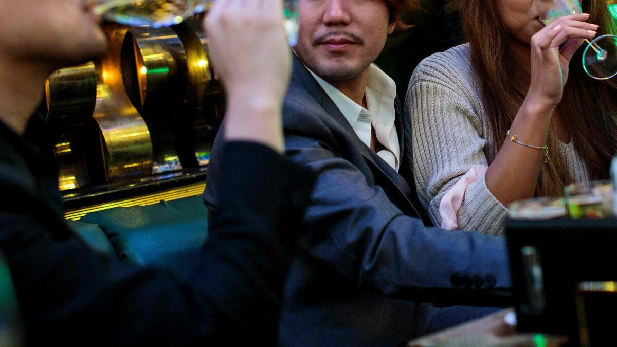 「ホストに恋しちゃうと地獄」周囲もうらやむ美しい女性がホストクラブに200万円の借金を作り破滅するまで