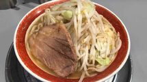 山盛りの野菜にどデカい豚肉､大量の極太麺…物価高騰中なのに｢安い二郎系ラーメン｣が儲かる納得の理由