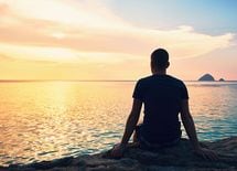 時計職人"2時間作業したら30分海を見る"