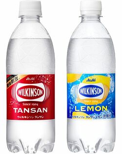 「ウィルキンソン タンサン」（赤ラベル）と「ウィルキンソン タンサン レモン」（青ラベル）