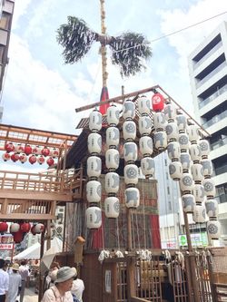 祇園祭の鉾の組み立て風景