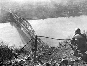 ルーデンドルフ橋を眺めるドイツ兵