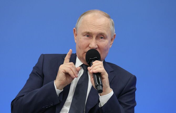 新年度が始まった2023年9月1日、ウラジーミル・プーチン大統領は、成績が優秀な生徒30人を集めて「重要な対話」と呼ばれる授業を行った（＝ロシア・モスクワ）