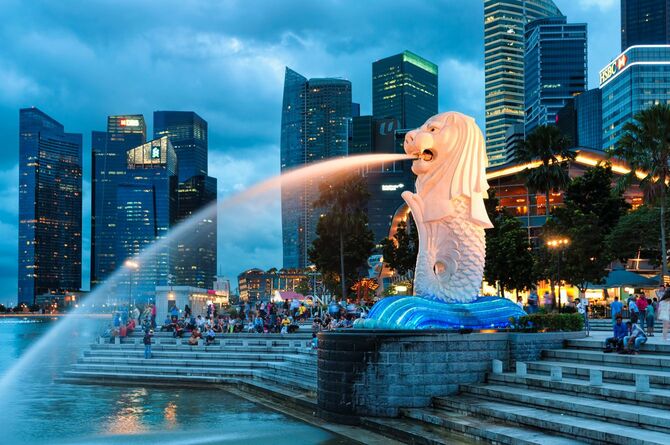 シンガポールで夜にライトアップされたマーライオンの噴水