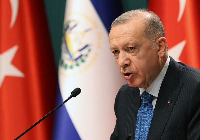 2022年1月20日、アンカラの大統領府で行われたエルサルバドル大統領との記者会見で演説するトルコのレジェップ・タイイップ・エルドアン大統領。