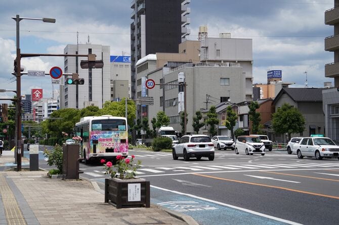 事故が起きた交差点「まなびの館ローズコム西」