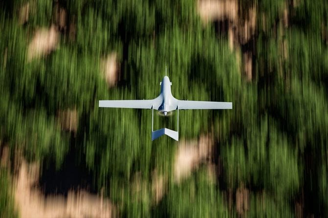 森林地帯を飛行する軍用UAV（ドローン）