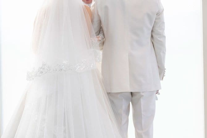 結婚式の新郎新婦の後ろ姿