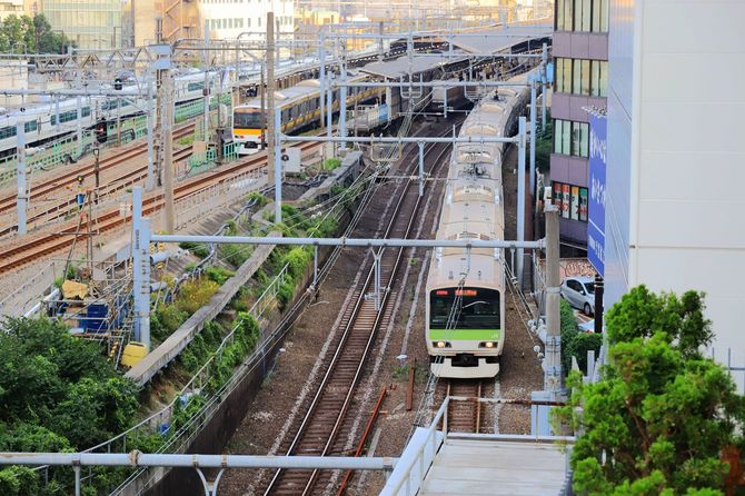 山手線E235系列車代々木駅発新宿駅方面行