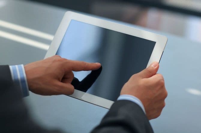 タブレット端末を使用している男性