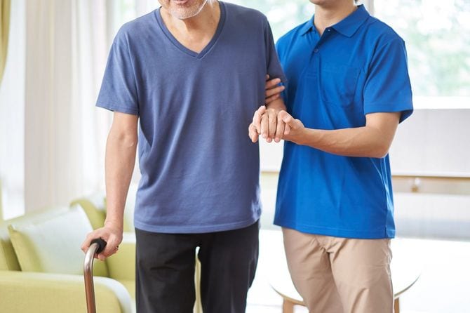 高齢者の歩行を補助する介護者