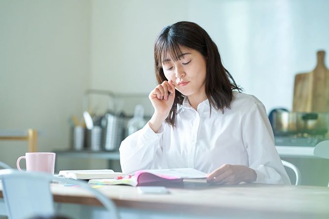 テキストで勉強する女性