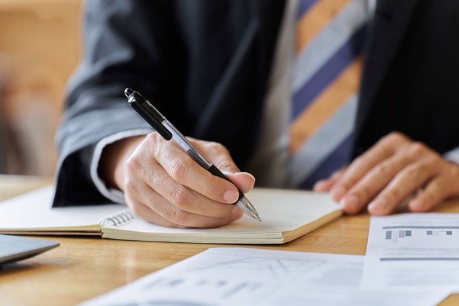 勉強をするビジネスマンの手元