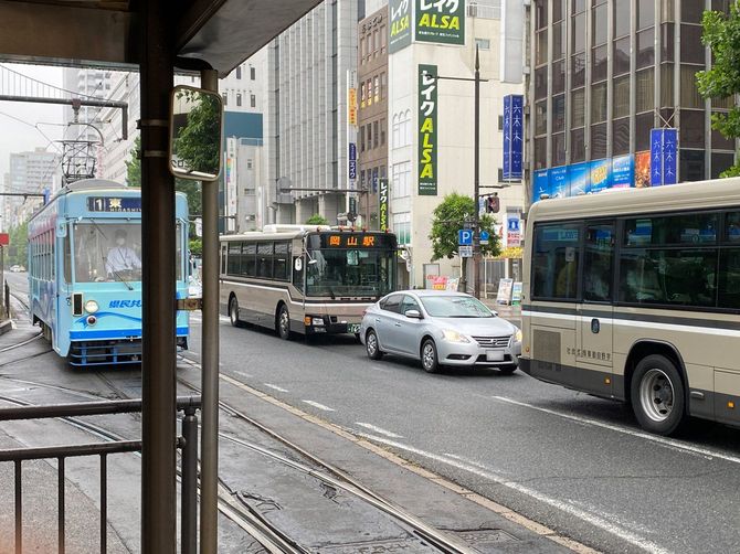 路面電車も走る岡山の道路
