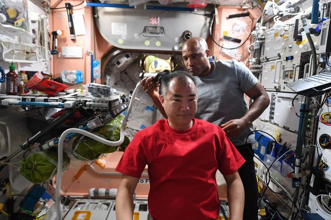 そうじ機に取り付けられる特製バリカンを使った”宇宙散髪”