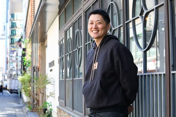 撮影に応じる恩塚亨HC