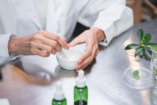 成分の研究をする科学者